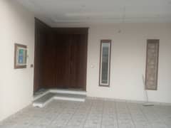 10 MARLA NEW HOUSE AVAILABLE FOR RENT