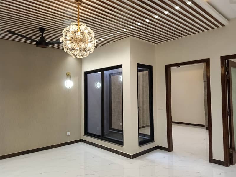 Prime Location House Of 10 Marla In Central Park - Block A Is Available 7