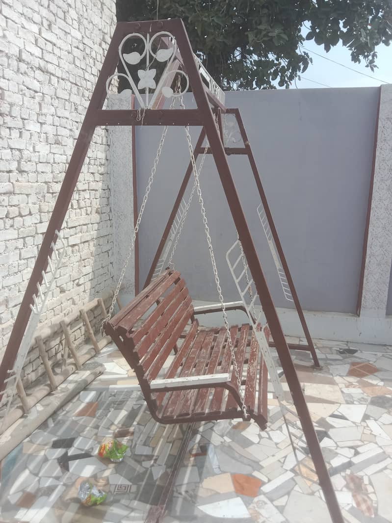 Jhoola 3 seater  240kg above wzn hy   jitna chahen wzn dalen koi msl 0