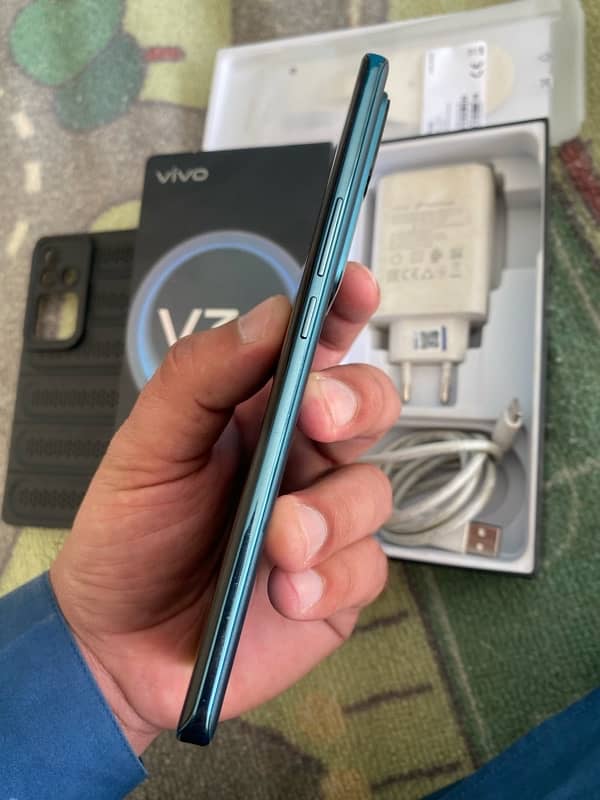 Vivo V30 6