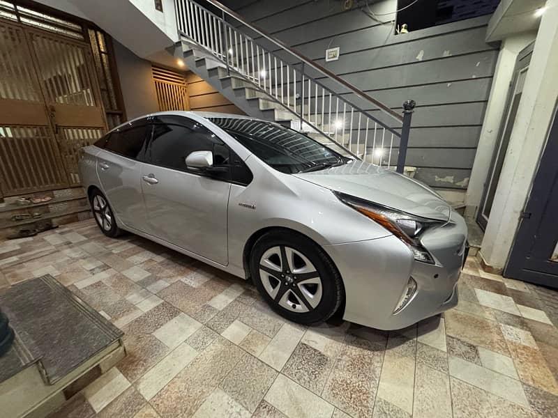 Toyota Prius A 2017 1