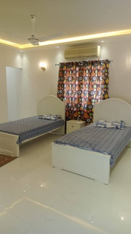 Defence Luxurious Furnished 500 Yards Bungalow For Rent Only Short Time 8