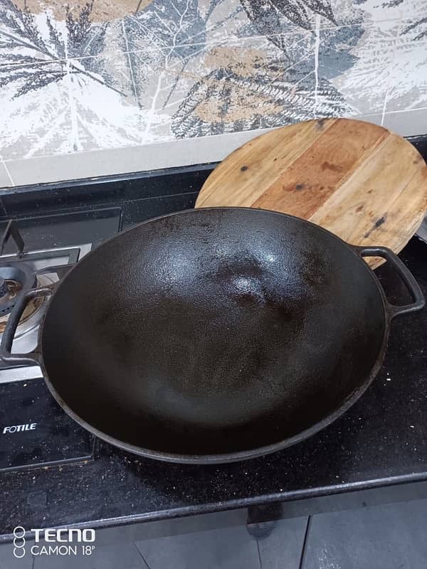 Krucible kitchen’s Cast iron wok 14 inches 2