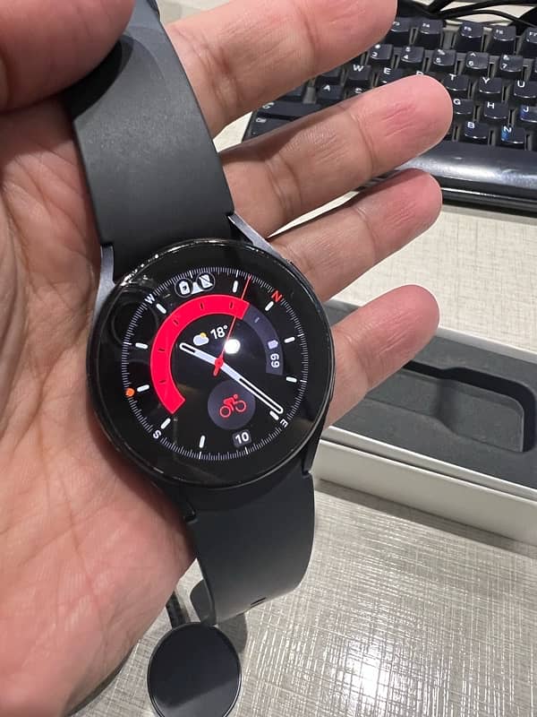 Samsung Watch 5 40mm graphite Color 1