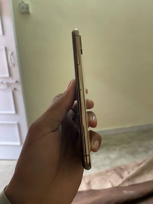 iPhone Xs Max  (256). GB PTA Approved 5