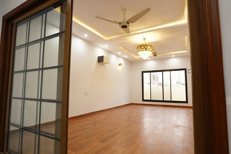 250sq Yd 4 Bedrooms Luxury Villa FOR SALE. Adjacent To Jinnah Avenue, Easy Access To Entrance Facing GRAND MOSQUE. All Facilities Nearby And Utilities Present. 1