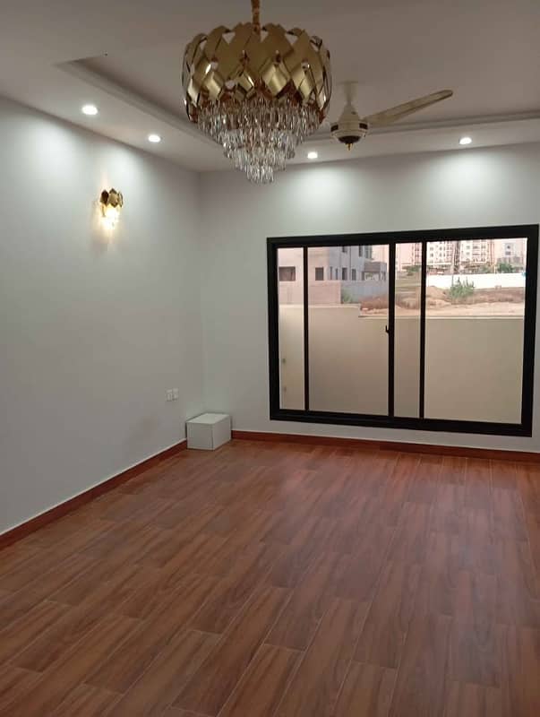 250sq Yd 4 Bedrooms Luxury Villa FOR SALE. Adjacent To Jinnah Avenue, Easy Access To Entrance Facing GRAND MOSQUE. All Facilities Nearby And Utilities Present. 5