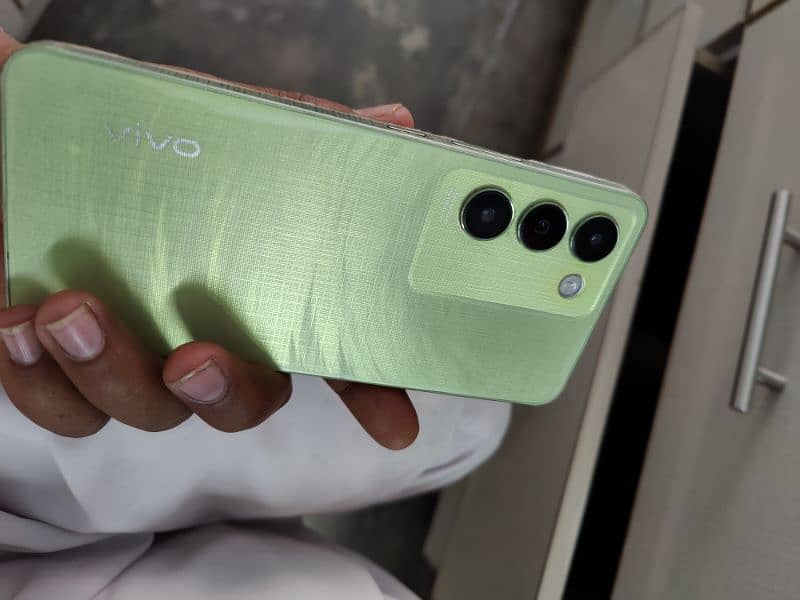 Y100 Vivo 1