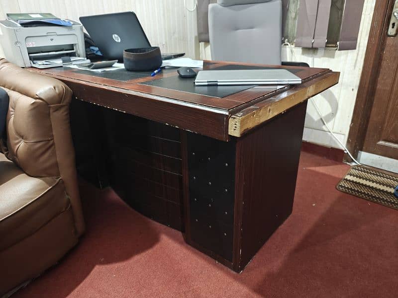 Office Executive Table in Good Condition 1