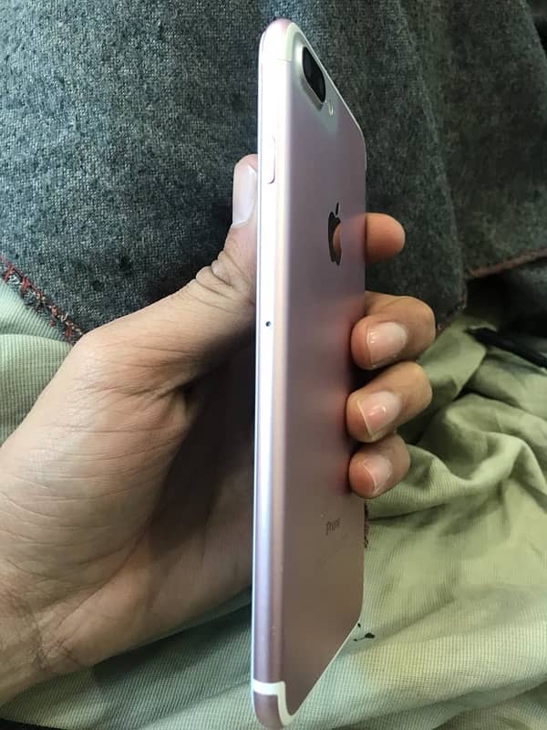 iphone 7plus 128gb 9/10 condition battery chnage finger not work 1