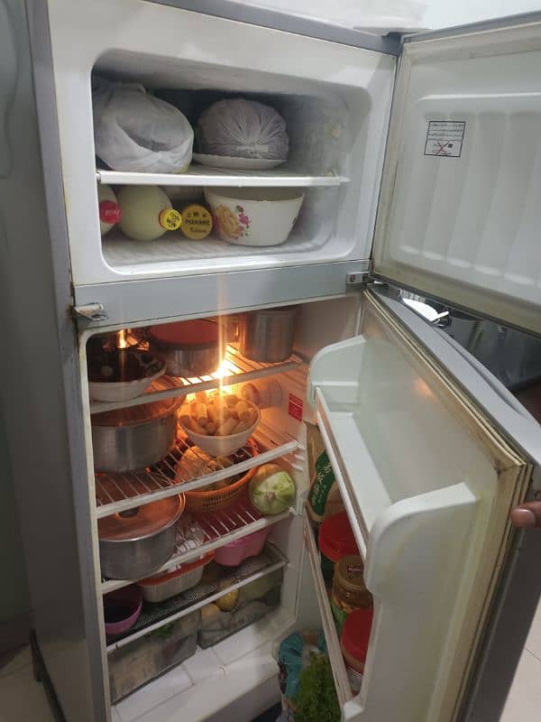 excellent condition medium size refrigerator 0