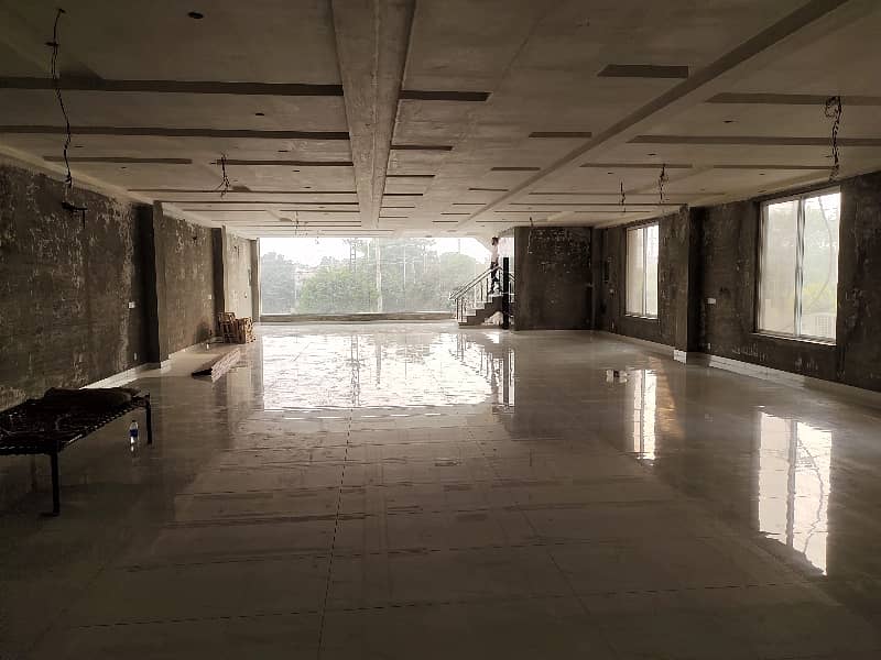 1 KANAL COMMERCIAL BUILDING ON EMPORIUM ROAD FOR SALE 4