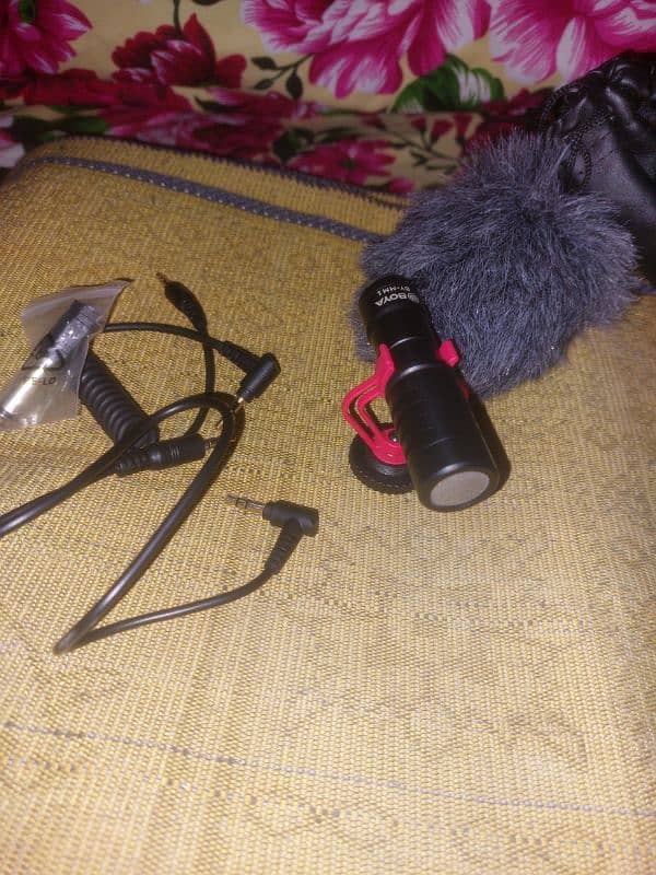 Boya  new mm1 microphone, for both mobile and camera 0