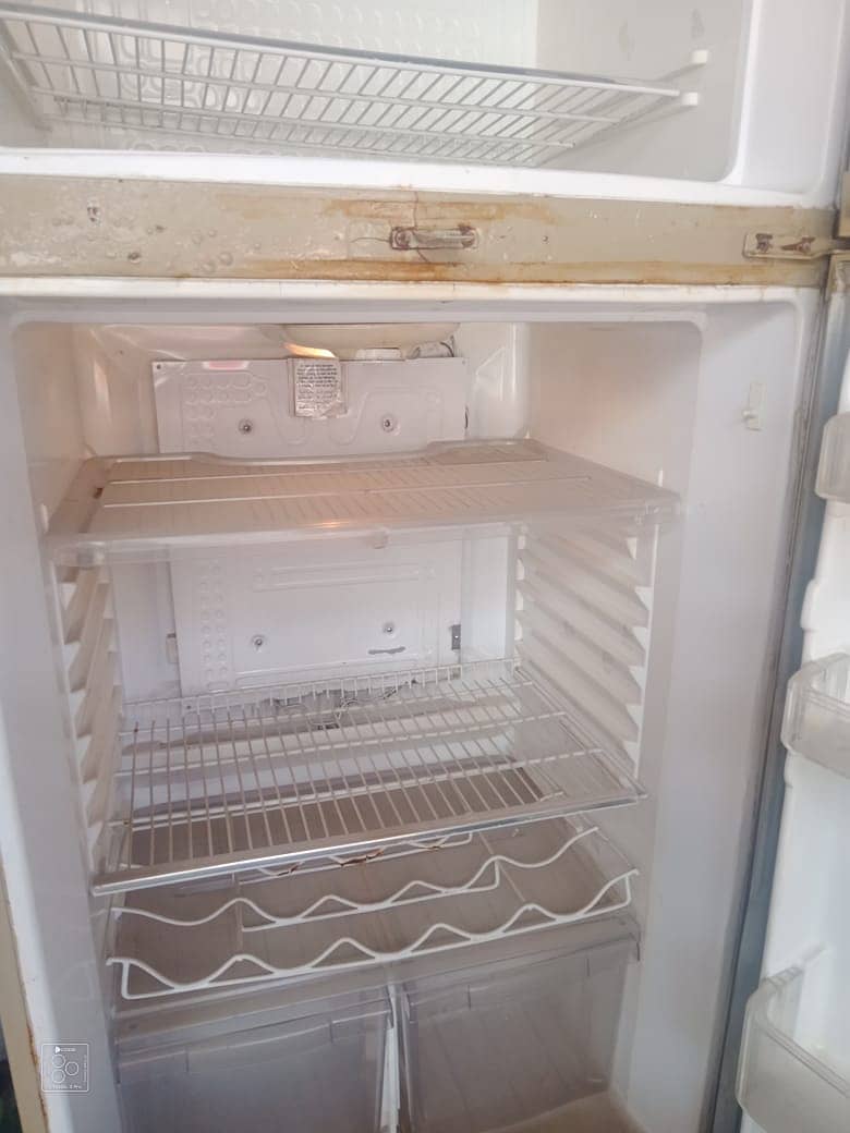 fridge/waves full size fridge/8/10 condition/ used fridge 1