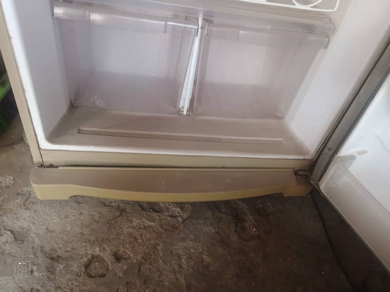 fridge/waves full size fridge/8/10 condition/ used fridge 3