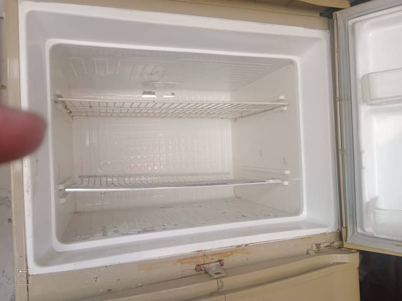 fridge/waves full size fridge/8/10 condition/ used fridge 6