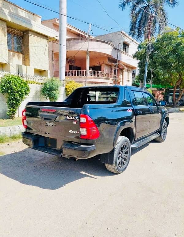 Toyota Hilux 2023 4