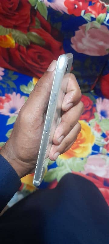 iphone 8 non pta home button ki stip dalni hai bs all ok 64 gb 4