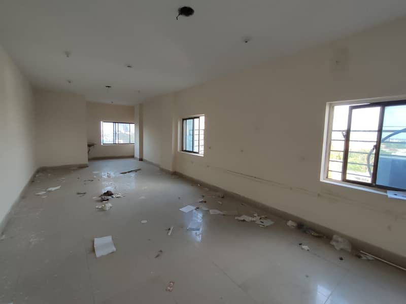 Ideal 735 SqFt Office for Rent on Main Boulevard Gulberg Lahore 3