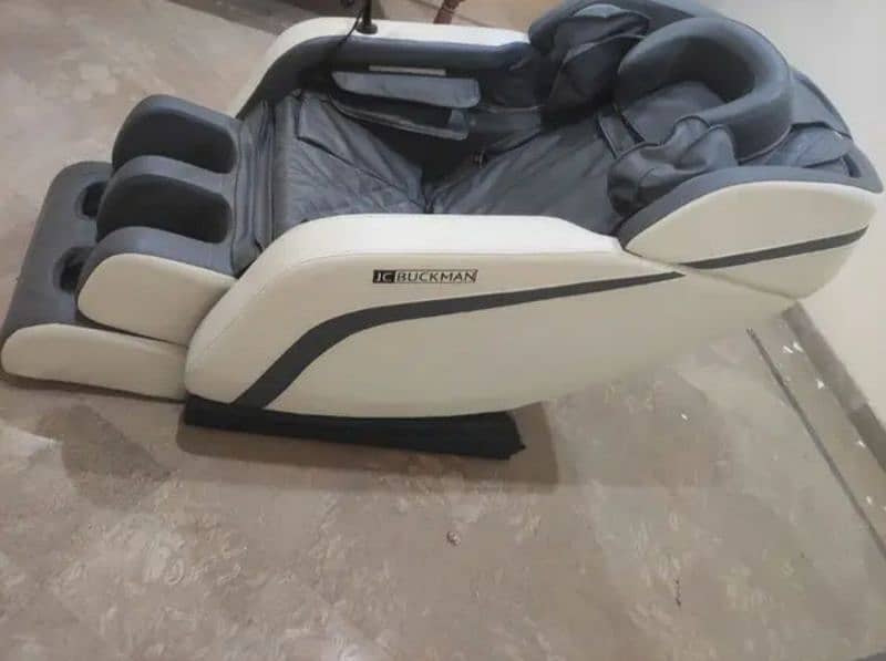 JC Buckman RefreshUs Massage Chair 1