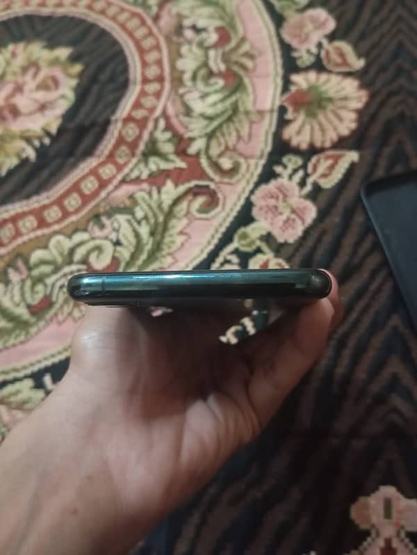 apple iphone 11 pro max Only serious person contact me only whatsapp 5