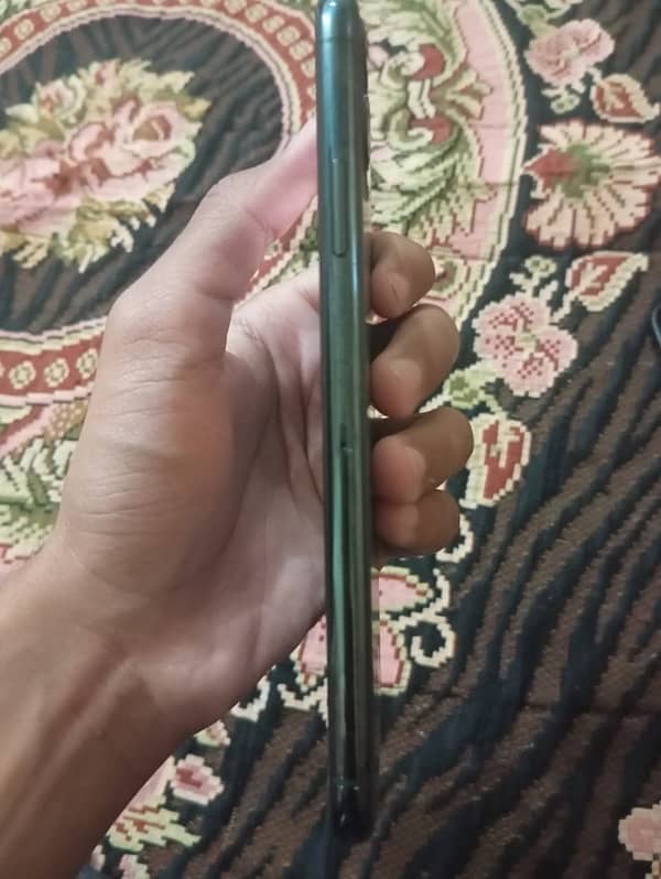 apple iphone 11 pro max Only serious person contact me only whatsapp 7