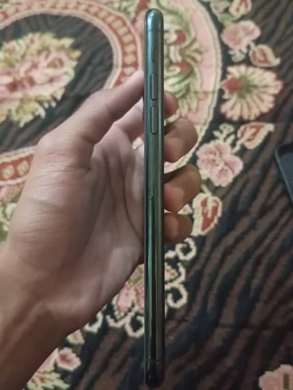 apple iphone 11 pro max Only serious person contact me only whatsapp 8