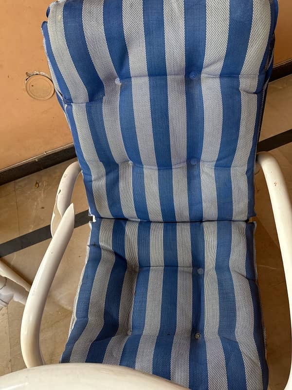 Outdoor/Garden Chairs with heavy Table 3