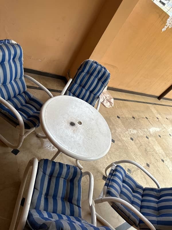 Outdoor/Garden Chairs with heavy Table 5