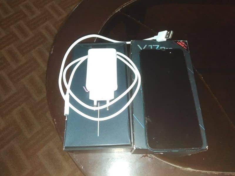 10/10 condition vivo v17 pro box and original charger for free 0