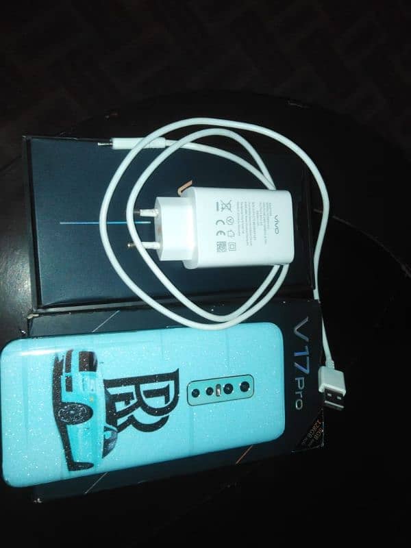 10/10 condition vivo v17 pro box and original charger for free 2