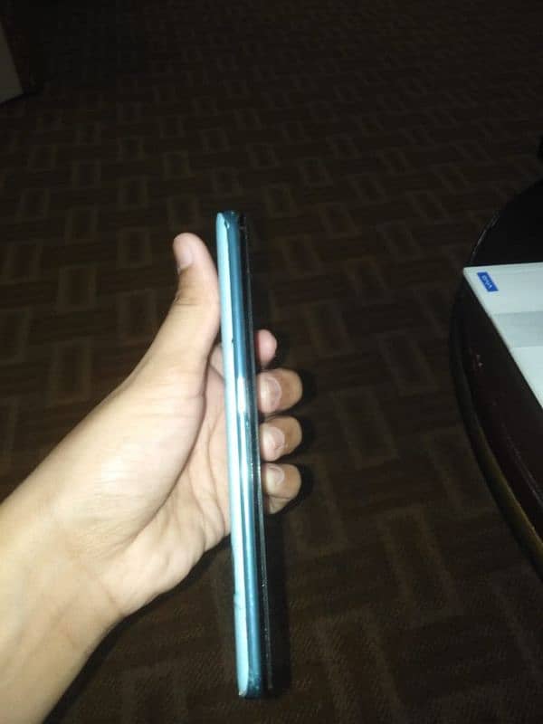 10/10 condition vivo v17 pro box and original charger for free 4