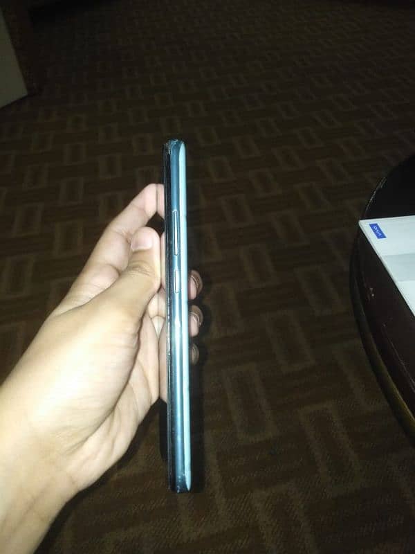 10/10 condition vivo v17 pro box and original charger for free 5