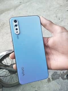 vivo S1 8/256 Women hand use