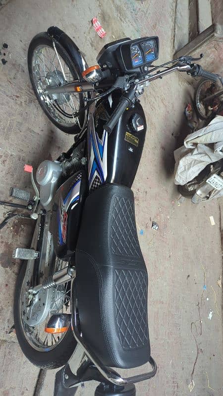 Honda 125 brand new condition 2900 chala number lga all original 1