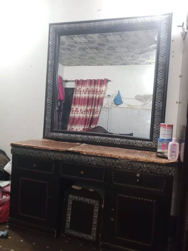 LARGE KING BED 1 DRESSING TABLE 2 SIDE TABLES FOR SALE NOT DAMAGED 2