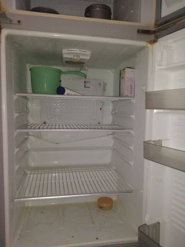 Dawlance Refrigerator for urgent sale 4