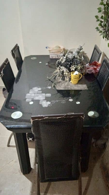 6 seater glass dining table for sale - aik chair thori si broke h 0