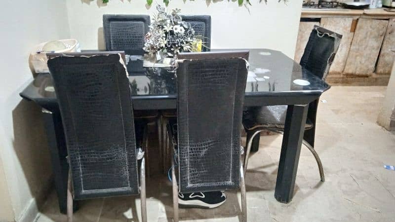 6 seater glass dining table for sale - aik chair thori si broke h 1