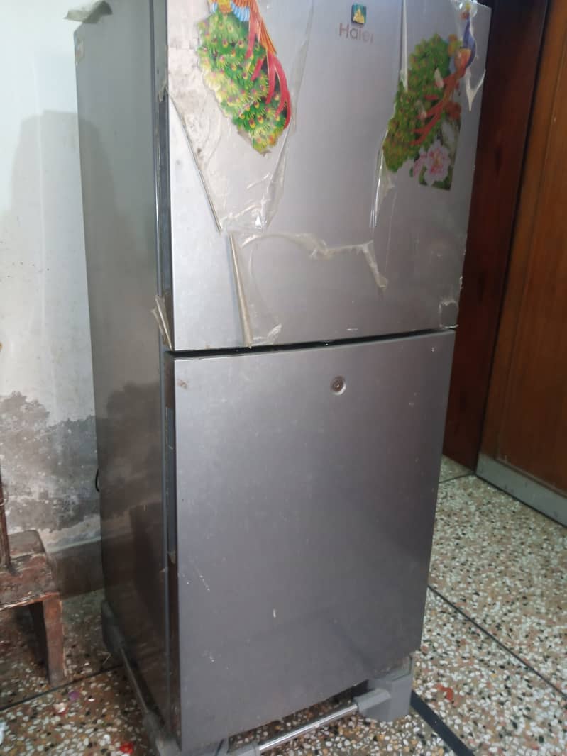 Haier fridge medium neat and clean 0