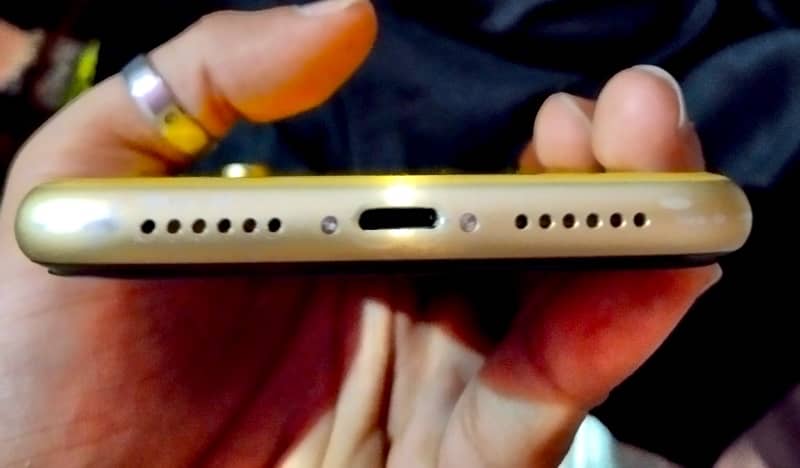iPhone XR, 128 GB, LLA, factory unlocked in mint condition 6