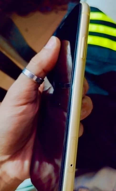 iPhone XR, 128 GB, LLA, factory unlocked in mint condition 7