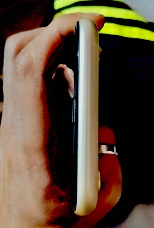 iPhone XR, 128 GB, LLA, factory unlocked in mint condition 8