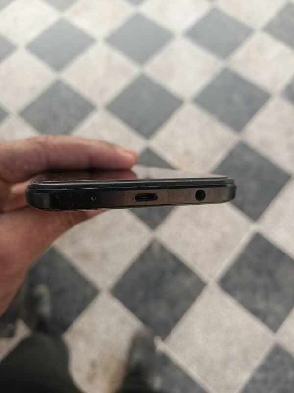 condition 8/10 protector damage panel theek hai 3