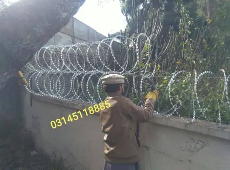 Home Security Concertina Barbed Razor Wire Chainlink Fence Mesh 3