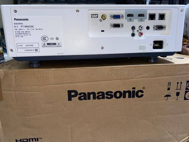 Panasonic PT vmx 50 wuxga 5000 lumens 1