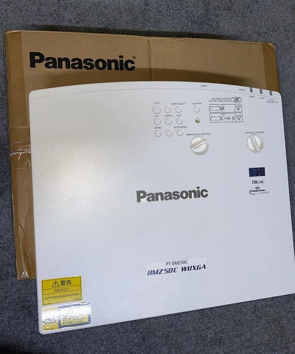 Panasonic PT vmx 50 wuxga 5000 lumens 2