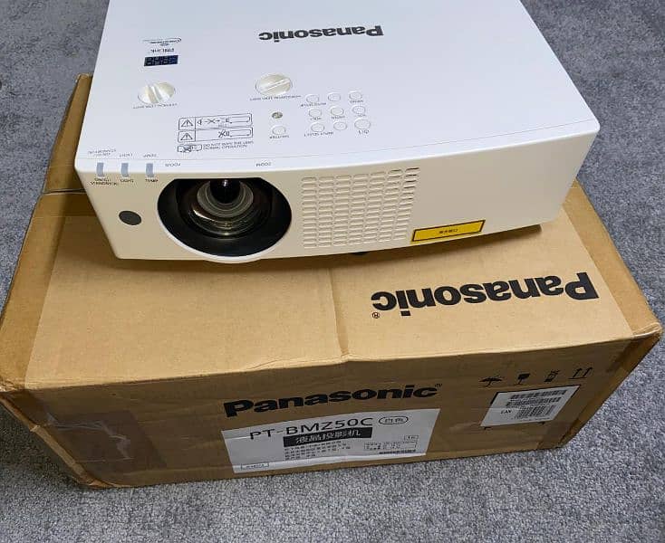 Panasonic PT vmx 50 wuxga 5000 lumens 3