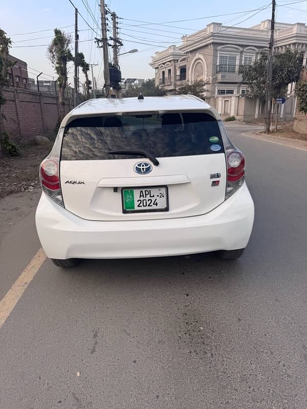 Toyota Aqua  Hybrid 2013 in genuine condition for sale 6