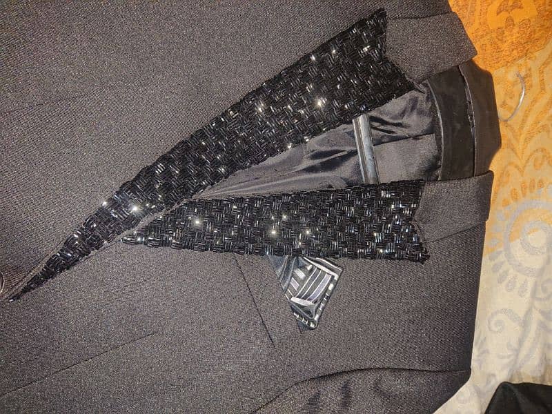 Elegant Black Three-Piece Suit with Statement Lapel 3